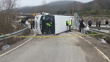 Yalova&rsquo;da iş&ccedil;ileri taşıyan servis devrildi: 1 &ouml;l&uuml;, 20 yaralı