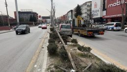 Yayalara &Ccedil;arpan Otomobil Ref&uuml;je &Ccedil;ıktı: 2 Yaralı