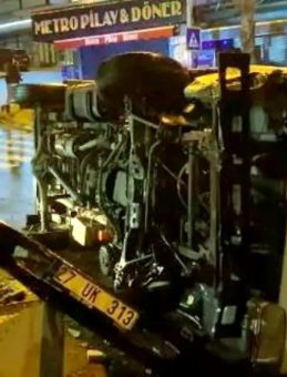 Yayaya çarpmamak için kamyoneti devirdi! 3 kişi yaralandı