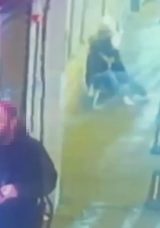 Yer İstanbul Beyoğlu! Uyuyan kişinin cep telefonunu b&ouml;yle &ccedil;almıştı: O ş&uuml;pheli yakalandı!