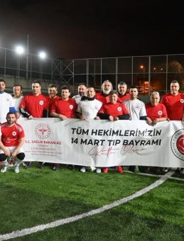 Yeşil sahada anlamlı buluşma: Efsaneler doktorlar i&ccedil;in krampon giydi