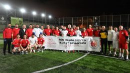 Yeşil sahada anlamlı buluşma: Efsaneler doktorlar i&ccedil;in krampon giydi