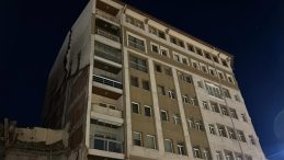 Yıkım sırasında apartmanın kolonu zarar g&ouml;rd&uuml;, 21 daire boşaltıldı