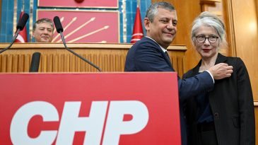 Yıllar sonra yeniden CHP'ye katıldı, rozetini &Ouml;zg&uuml;r &Ouml;zel taktı | Emine &Uuml;lker Tarhan: &Ccedil;ağırdınız, geldim