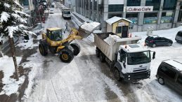 Yoğun Yağış Sonrasında Şehir Karla Kaplandı: 600 Kamyon Kar Taşındı