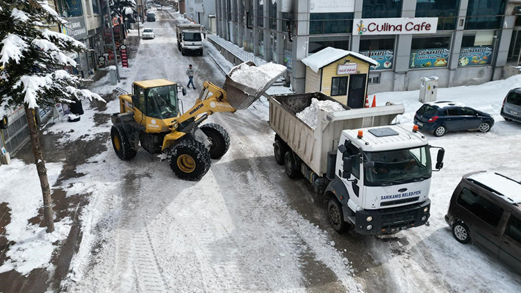 Yoğun Yağış Sonrasında Şehir Karla Kaplandı: 600 Kamyon Kar Taşındı