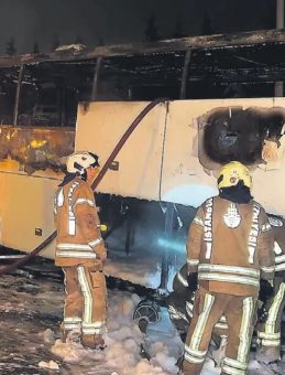 Yolcu Otob&uuml;s&uuml; Alev Alev Yandı