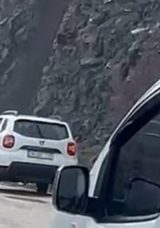 Y&uuml;ksekova-Van Kara Yolunda Heyelan: S&uuml;r&uuml;c&uuml;ler &Ouml;l&uuml;mden D&ouml;nd&uuml;