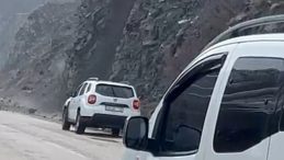 Y&uuml;ksekova-Van Kara Yolunda Heyelan: S&uuml;r&uuml;c&uuml;ler &Ouml;l&uuml;mden D&ouml;nd&uuml;