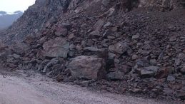 Y&uuml;ksekova-Van kara yolunda heyelan: Ulaşım durdu