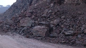 Y&uuml;ksekova-Van kara yolunda heyelan: Ulaşım durdu