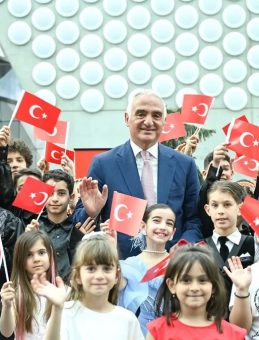 23 Nisan'da &Ccedil;ocuklara B&uuml;y&uuml;k M&uuml;jde! Bakan Ersoy Duyurdu!