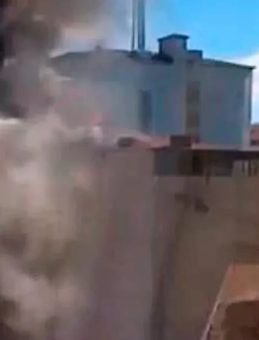 5 Katlı Binanın &Ccedil;atısında Yangın