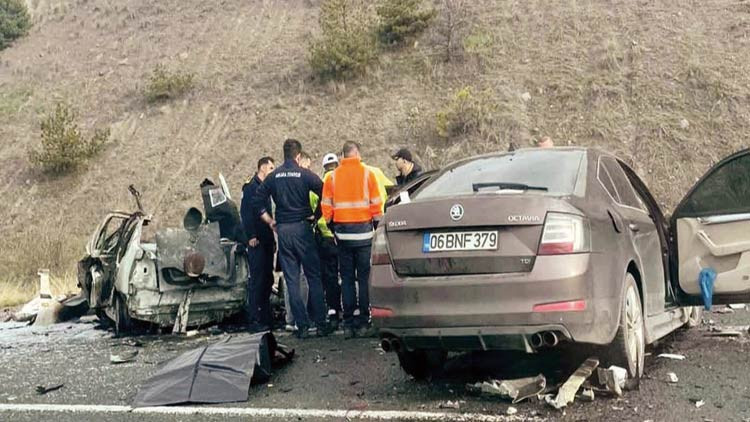 5 kişi hayatını kaybetti&hellip; Kafa kafaya felaket