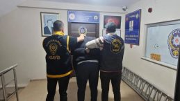 52 ayrı su&ccedil;tan aranıyordu&hellip; Dolandırıcılık rekortmeni firari İstanbul'da kıskıvrak yakalandı!