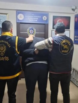 52 ayrı su&ccedil;tan aranıyordu&hellip; Dolandırıcılık rekortmeni firari İstanbul'da kıskıvrak yakalandı!