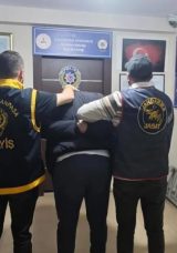 52 ayrı su&ccedil;tan aranıyordu&hellip; Dolandırıcılık rekortmeni firari İstanbul'da kıskıvrak yakalandı!