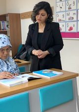 66 Yaşındaki Kadın Okuma Aşkıyla Diploma Aldı