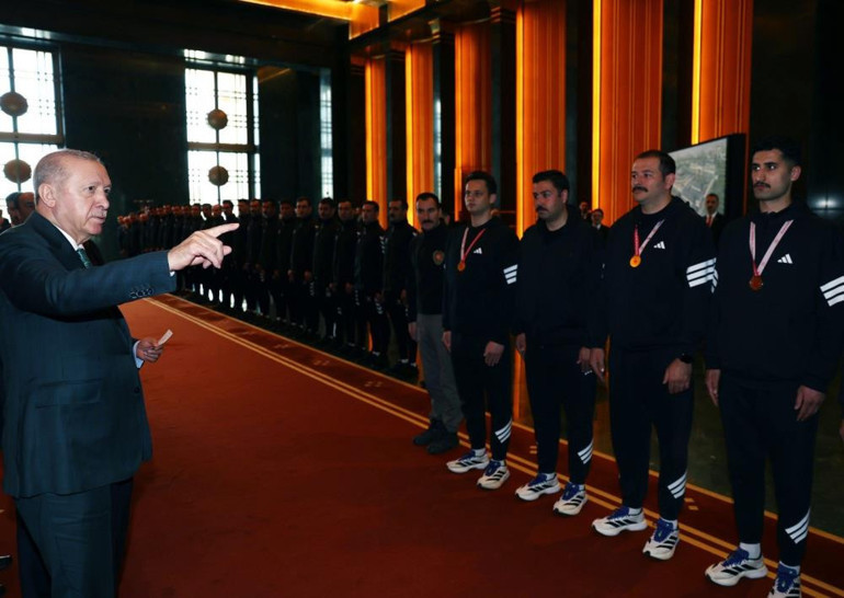 Polisler ve Cumhurbaşkanı Erdoğan tören sırasında.