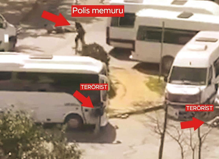 Bir polis memuru, teröristlerin birini servis aracının altından ateş ederek etkisiz hale getirdi.