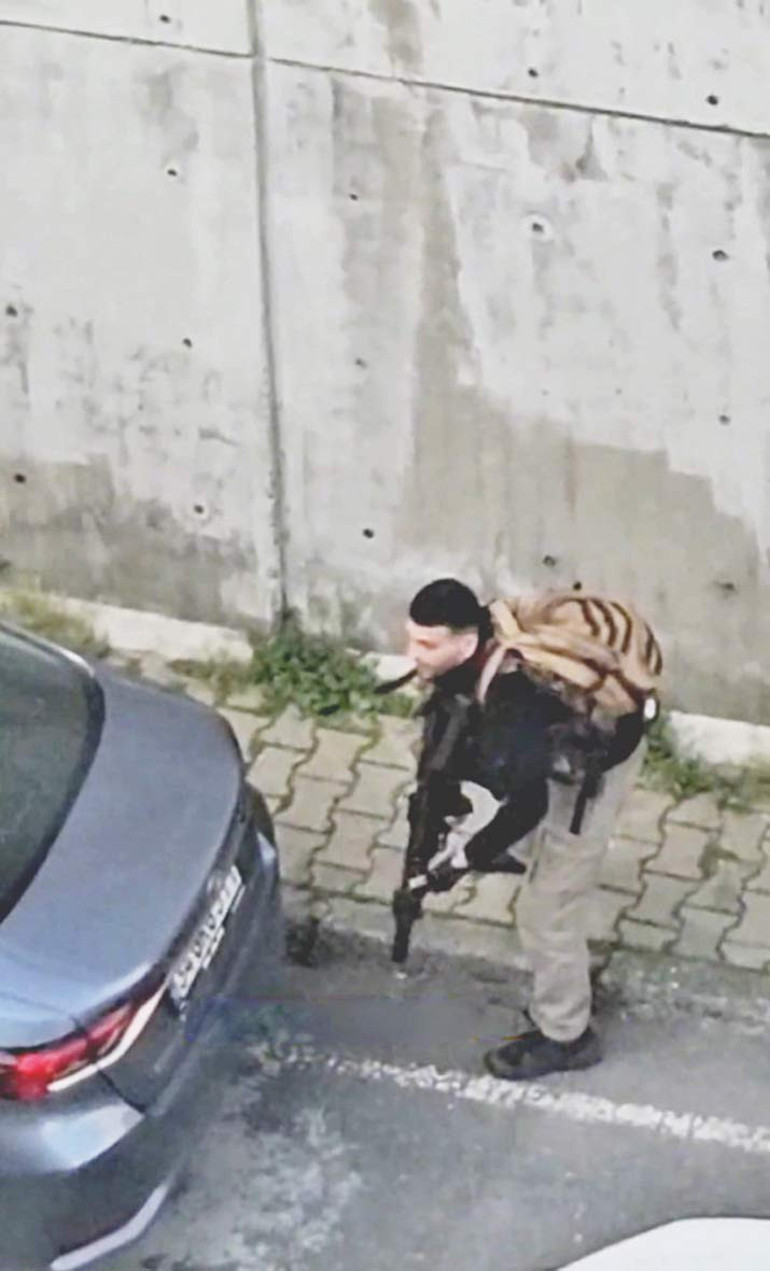 Kamuflaj kıyafetli ve sırt çantalı bir terörist, uzun namlulu silahla polise ateş açtı.