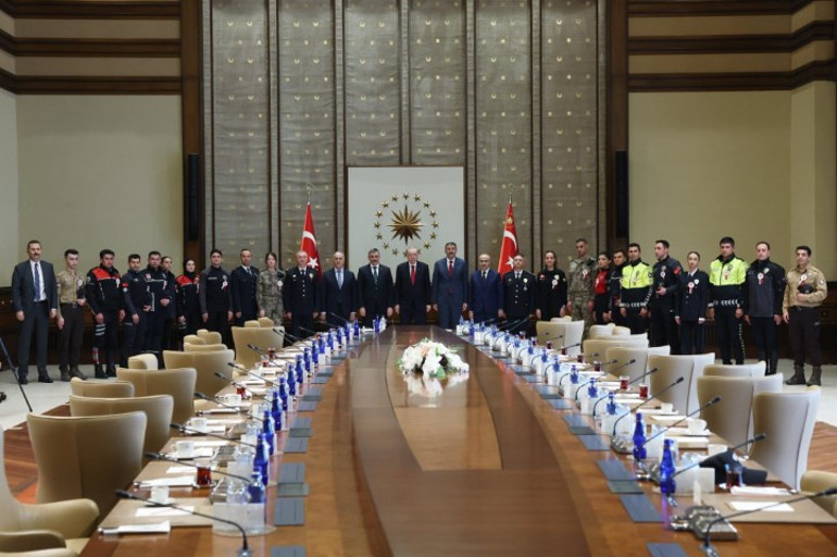 Cumhurbaşkanı Erdoğan, İçişleri Bakanı Mustafa Çiftçi ve polislerle bir arada