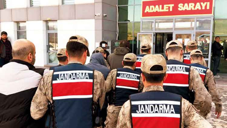 Adliyeye sevk edilen şüpheliler