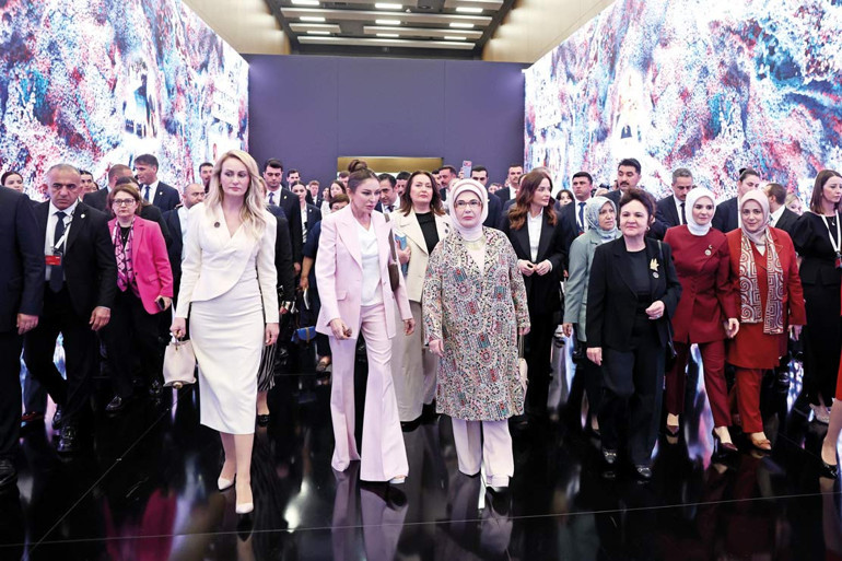 Emine Erdoğan ve lider eşleri etkinlikle aynı temalı sergiyi gezdi.