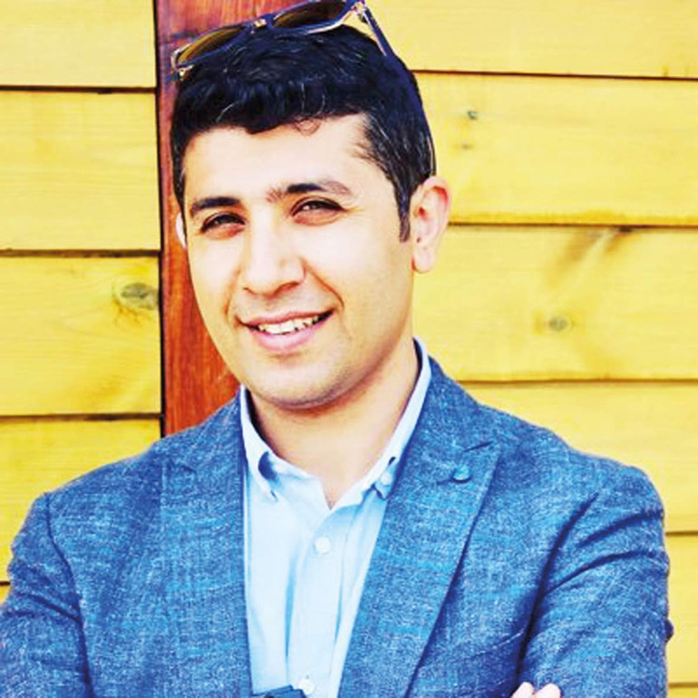 Adliye önünde kalabalık