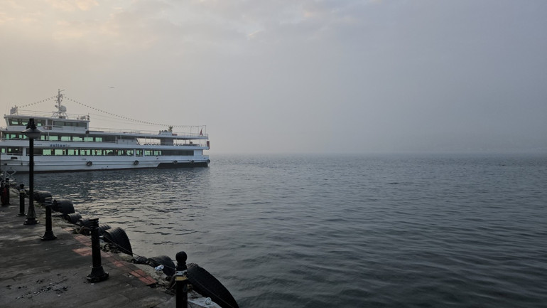 İstanbul Boğazı'ndaki sis manzarası
