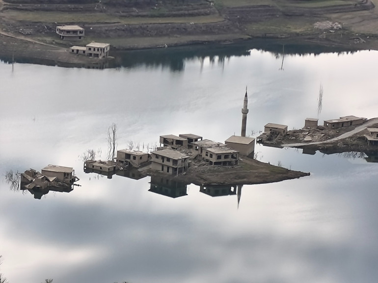 Eski köy evleri su altında