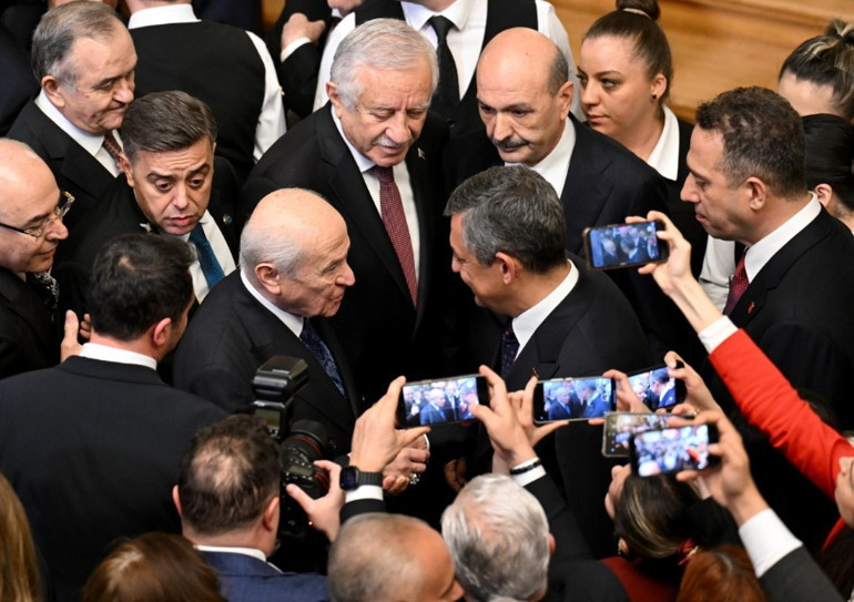 Özgür Özel ve Devlet Bahçeli resepsiyonda bir araya geldi.