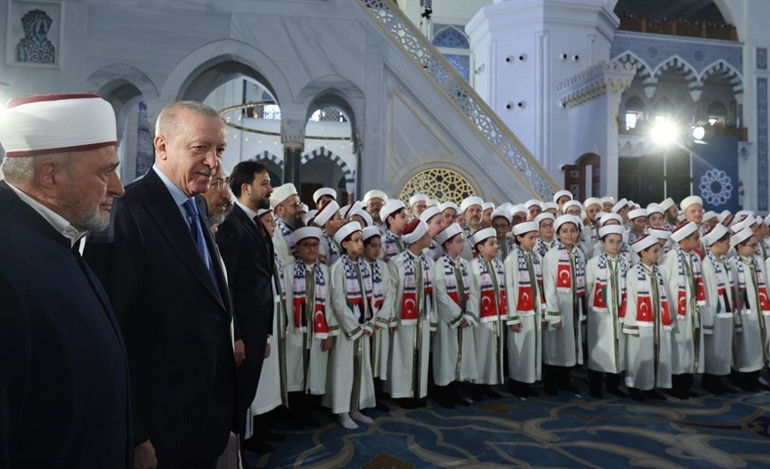 Cumhurbaşkanı hafız öğrencilerle fotoğraf çektirdi.