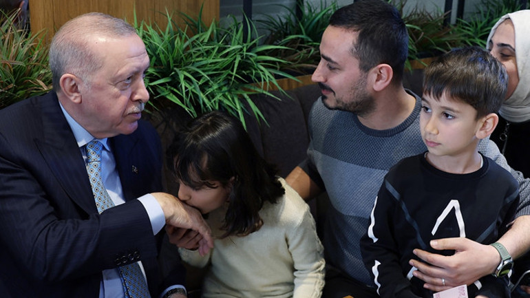 Cumhurbaşkanlığı ekipleri oyuncak hediye ediyor