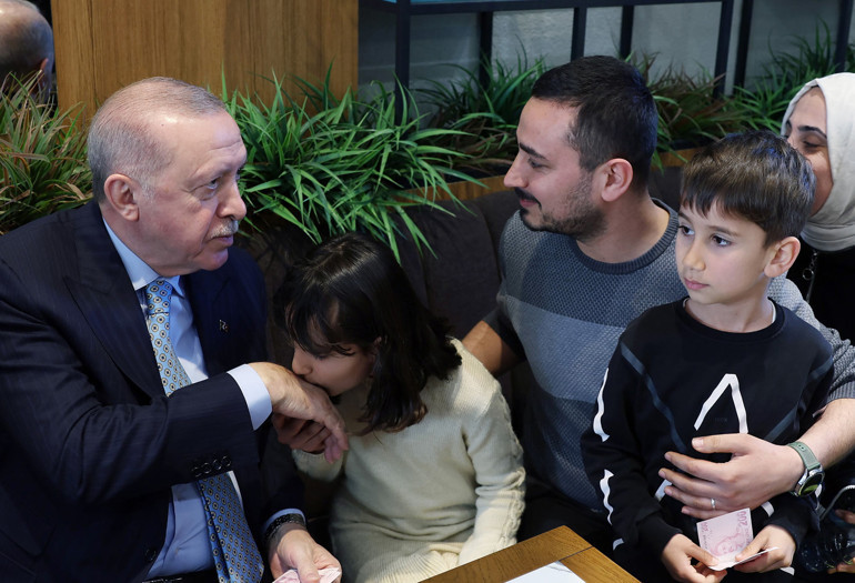 Beyoğlu'nda vatandaşlarla sohbet.