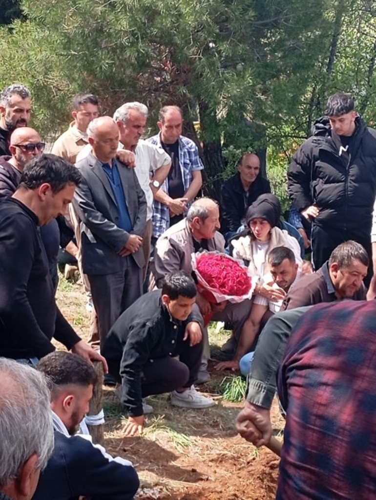 Gelin çiçeği mezara konuluyor