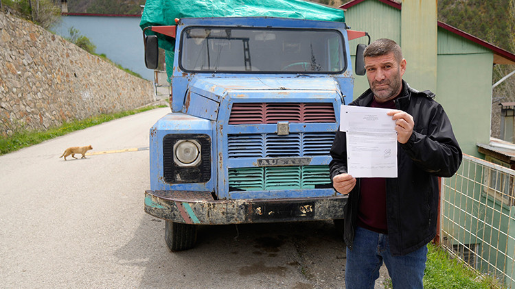 76 Model Kamyonu Evinin &Ouml;n&uuml;nde Odunluk Olarak Kullanıyordu: Gelen Tebligatla Şok Oldu