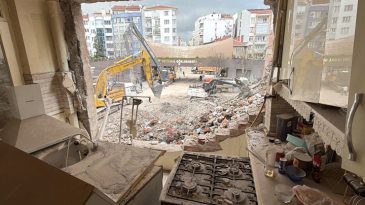 8 Katlı Binanın Yıkımında &Ouml;nce İş Yerinin Duvarı Sonra Bir Evin Duvarı Yıkıldı