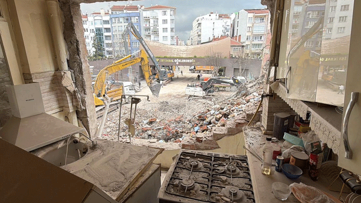 8 Katlı Binanın Yıkımında &Ouml;nce İş Yerinin Duvarı Sonra Bir Evin Duvarı Yıkıldı