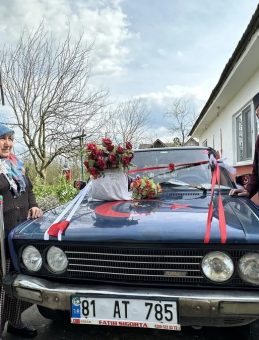 86 Yaşında Romantizm Dersi: Eşine Gelin Arabası Hazırladı