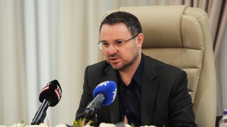 Adalet Bakanı G&uuml;rlek, su&ccedil;a s&uuml;r&uuml;klenen &ccedil;ocukların mağdur ettiği ailelerle bir araya geldi