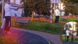 Adana'da &ccedil;ocuk parkında pes dedirten g&ouml;r&uuml;nt&uuml;! Oyuncak silahla atış talimi kamerada