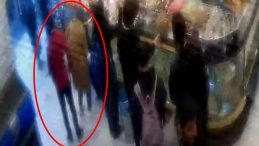 Adana'da cep telefonu hırsızı yakalandı! 'Cep telefonu g&ouml;rd&uuml;ğ&uuml;mde dayanamayıp &ccedil;alıyorum'