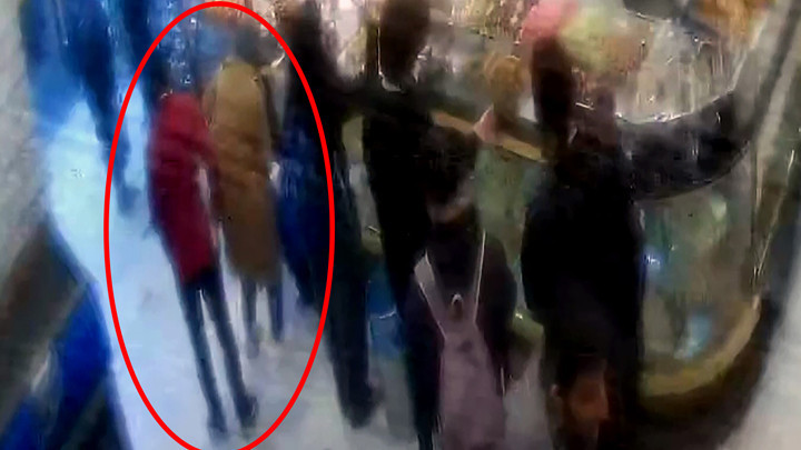 Adana'da cep telefonu hırsızı yakalandı! 'Cep telefonu g&ouml;rd&uuml;ğ&uuml;mde dayanamayıp &ccedil;alıyorum'