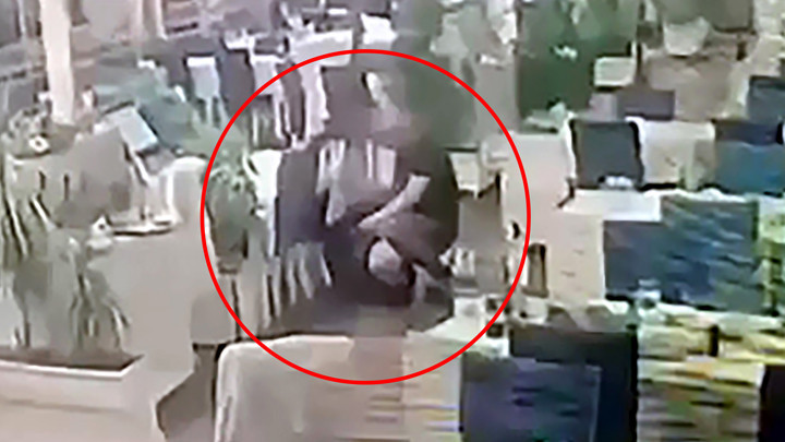 Adana'da restorandaki silahlı kavga kamerada: 1 &ouml;l&uuml;, 1 ağır yaralı