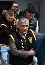 Adana&rsquo;da dolandırıcılardan akılalmaz vurgun! Bilezik, &ccedil;eyrek altın, yarım altın&hellip; Ne varsa toplayıp ka&ccedil;tılar!