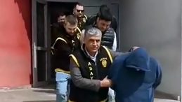 Adana&rsquo;da dolandırıcılardan akılalmaz vurgun! Bilezik, &ccedil;eyrek altın, yarım altın&hellip; Ne varsa toplayıp ka&ccedil;tılar!