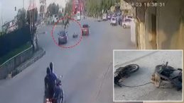 Adana&rsquo;da feci kaza! Otomobilin &ccedil;arptığı elektrikli bisiklet ikiye ayrıldı: S&uuml;r&uuml;c&uuml;n&uuml;n havada taklalar attığı anlar kamerada&hellip;