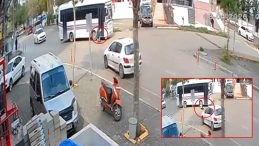 Adana&rsquo;da korku dolu anlar! Toplu taşımanın a&ccedil;ık kapısından savruldu: Yaşlı adam ağır yaralandı!