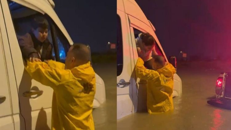 Adana&rsquo;da sağanak hayatı fel&ccedil; etti: Minib&uuml;ste mahsur kalan &ccedil;ocuklar kurtarıldı